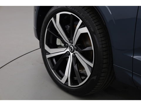 Volvo XC60 2.0 T8 Plug-in hybrid AWD Ultra Dark | Full option | Luchtvering | Trekhaak | Massage | B&W Audio | 360 camera | Head-up |