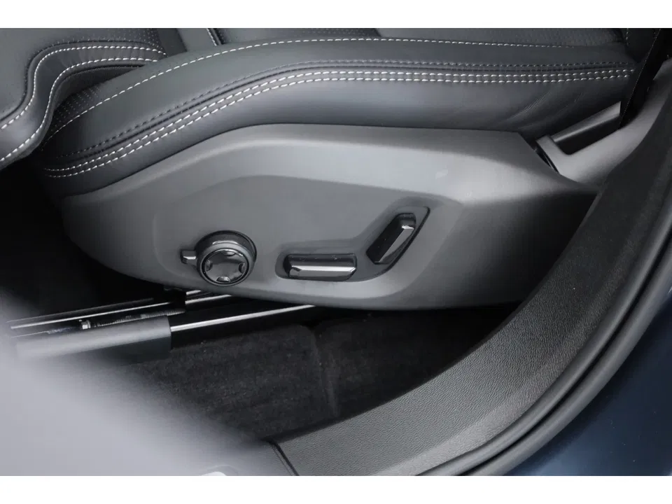Volvo XC60 2.0 T8 Plug-in hybrid AWD Ultra Dark | Full option | Luchtvering | Trekhaak | Massage | B&W Audio | 360 camera | Head-up |