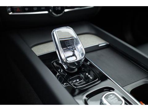Volvo XC60 2.0 T8 Plug-in hybrid AWD Ultra Dark | Full option | Luchtvering | Trekhaak | Massage | B&W Audio | 360 camera | Head-up |