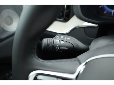 Volvo XC60 2.0 T8 Plug-in hybrid AWD Ultra Dark | Full option | Luchtvering | Trekhaak | Massage | B&W Audio | 360 camera | Head-up |