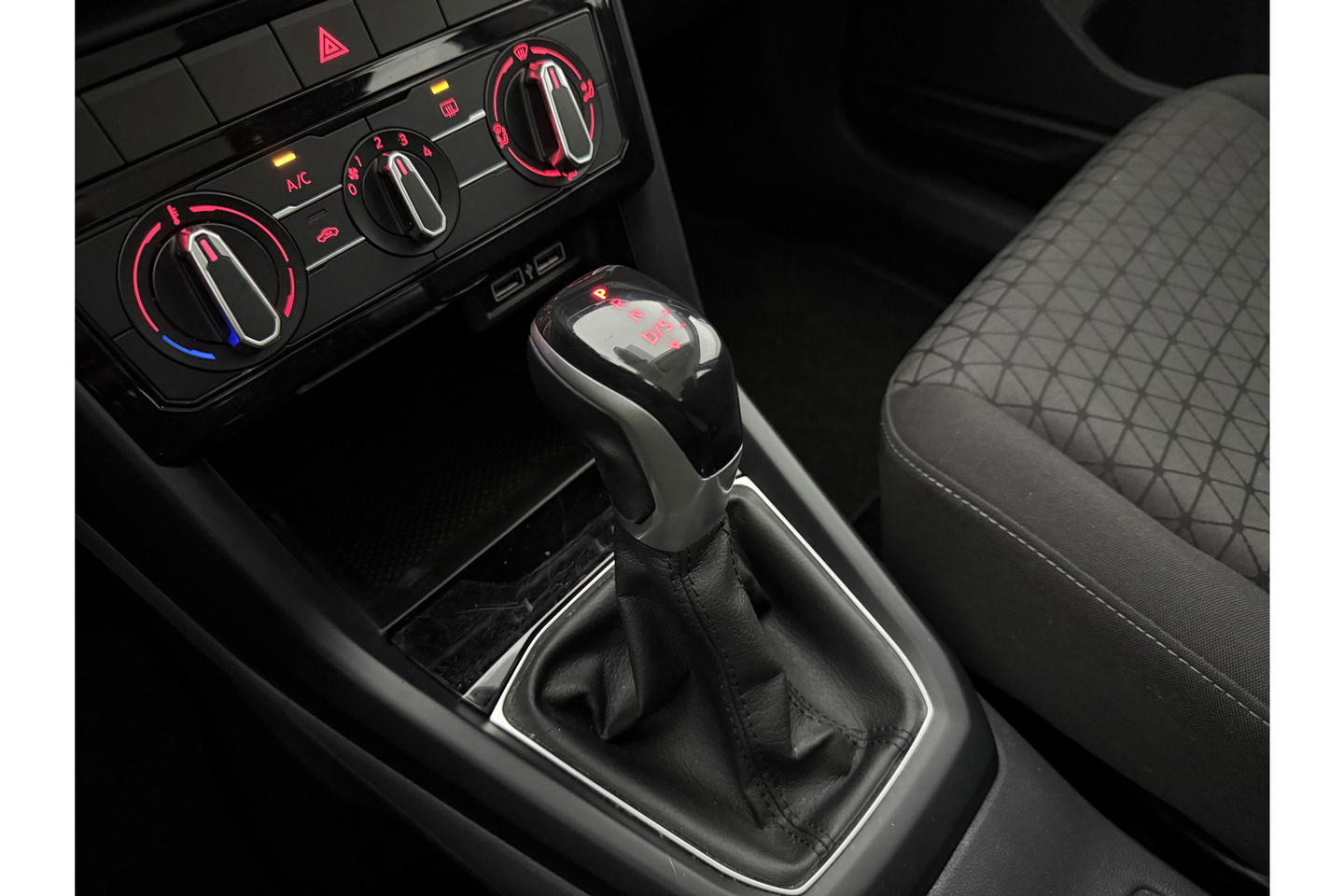 Volkswagen T-Cross 1.0 TSI LED | Carplay | Airco | Adaptieve Cruise | Navigatie | 16''LMV