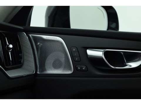 Volvo XC60 2.0 T8 Plug-in hybrid AWD Ultra Dark | Trekhaak | B&W Audio | Massage | Ventilatie | 360 camera