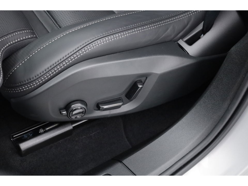 Volvo XC60 2.0 T8 Plug-in hybrid AWD Ultra Dark | Trekhaak | B&W Audio | Massage | Ventilatie | 360 camera