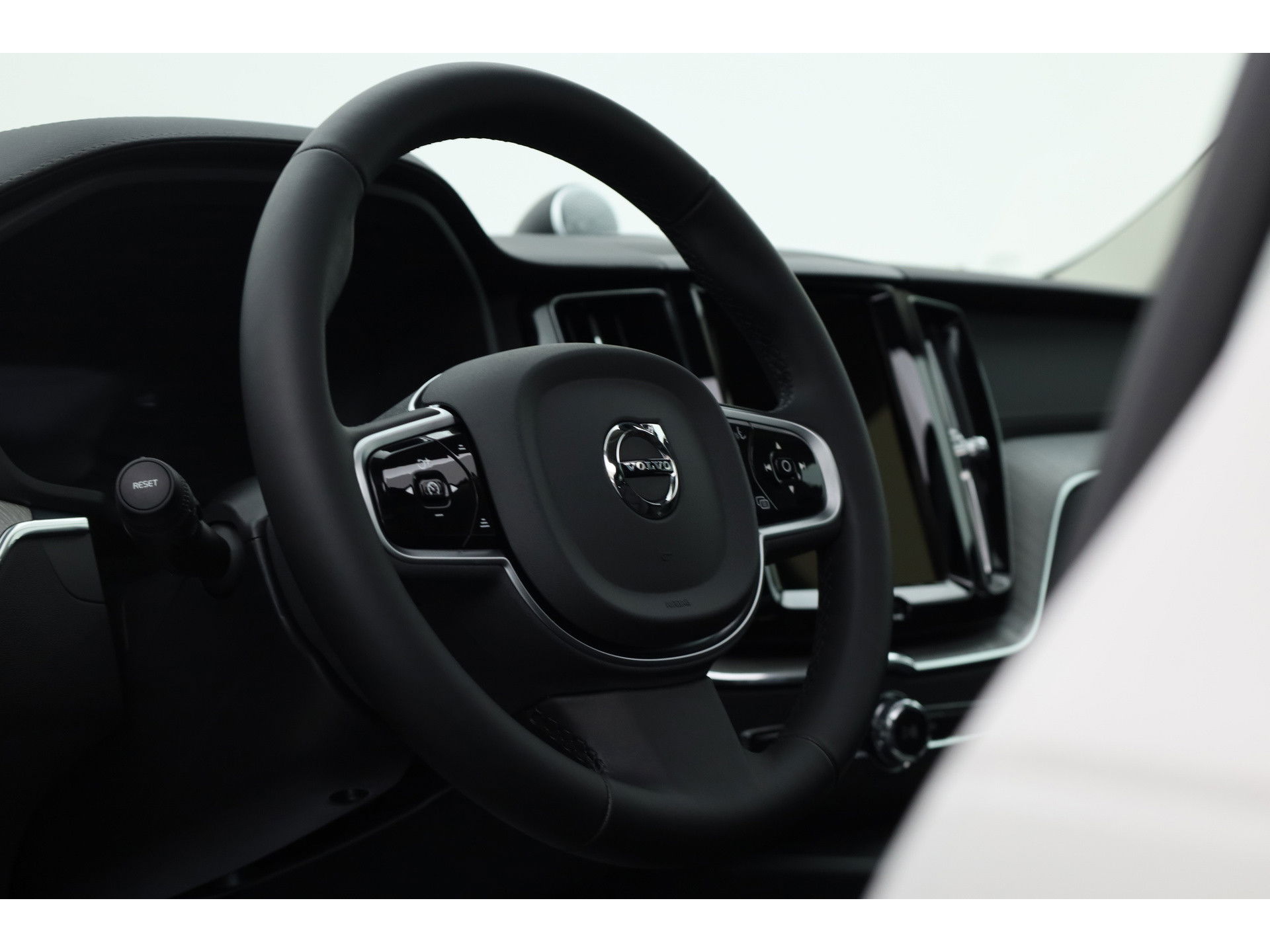 Volvo XC60 2.0 T8 Plug-in hybrid AWD Ultra Dark | Trekhaak | B&W Audio | Massage | Ventilatie | 360 camera