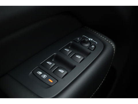 Volvo XC60 2.0 T8 Plug-in hybrid AWD Ultra Dark | Trekhaak | B&W Audio | Massage | Ventilatie | 360 camera