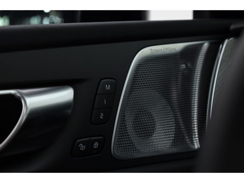 Volvo XC60 2.0 T8 Plug-in hybrid AWD Ultra Dark | Trekhaak | B&W Audio | Massage | Ventilatie | 360 camera