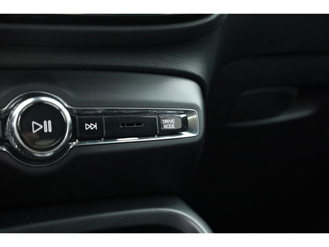 Volvo XC40 2.0 B4 R-Design | Elek. stoelen | ACC | H&K Audio | 360 camera | 19 inch | Stoel+ stuurverw. |