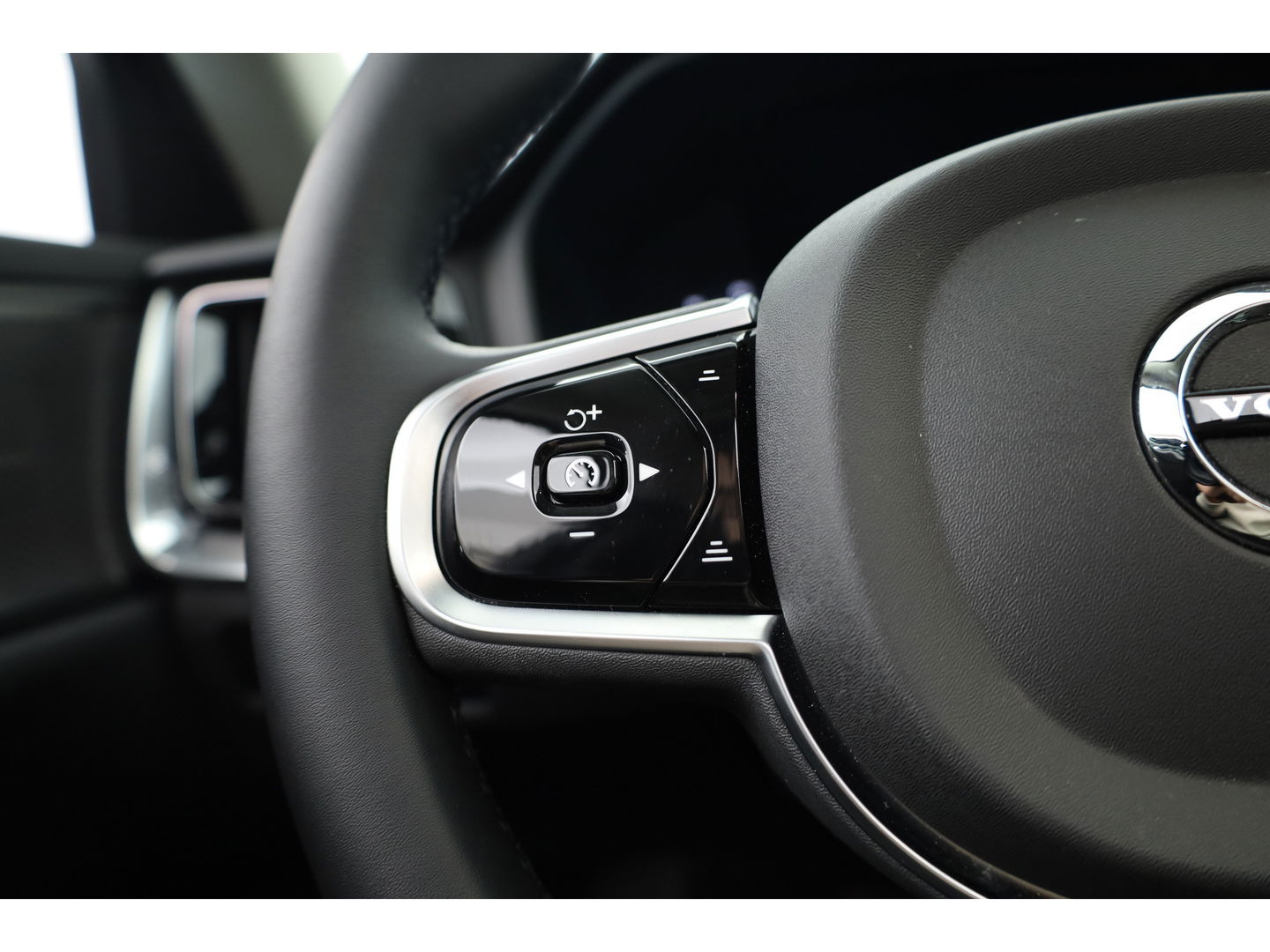 Volvo V60 2.0 T6 Plug-in hybrid AWD Plus Dark | Pano-dak | Head-up | H&K audio | 360 camera | MJ25 |