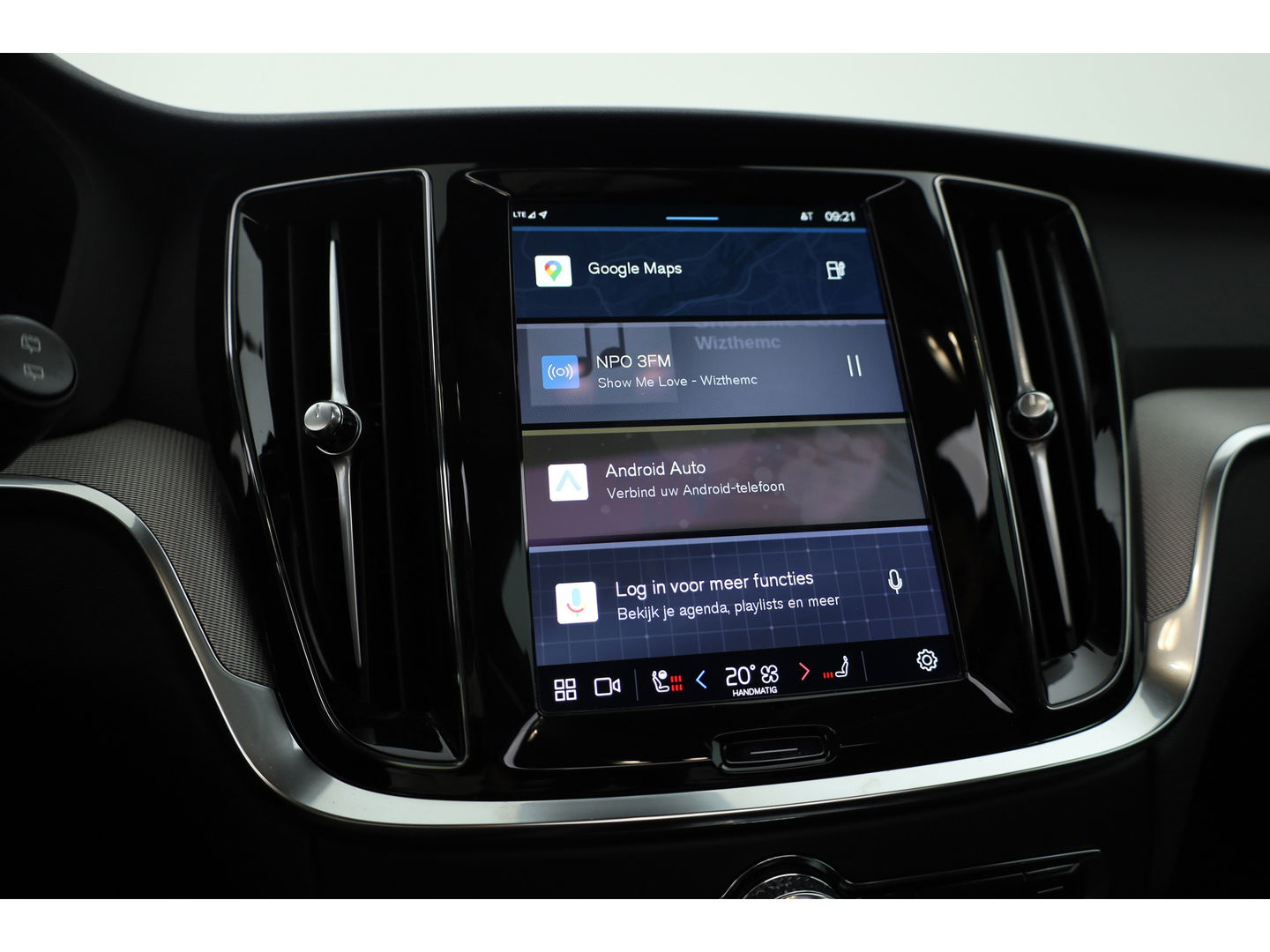 Volvo V60 2.0 T6 Plug-in hybrid AWD Plus Dark | Pano-dak | Head-up | H&K audio | 360 camera | MJ25 |
