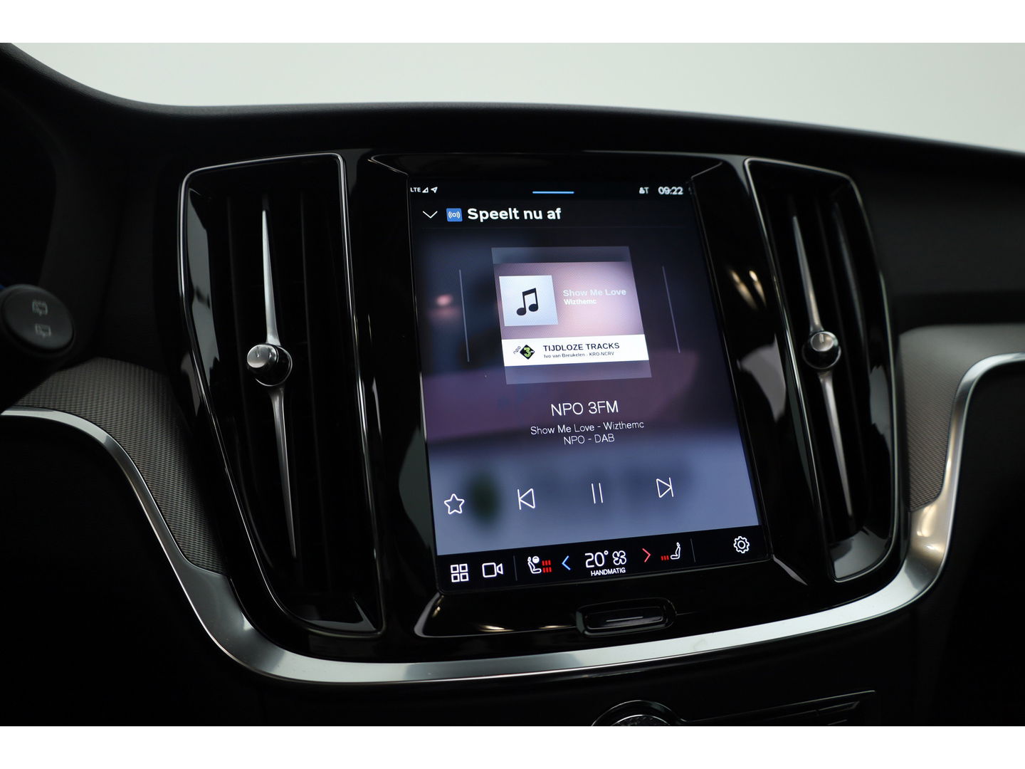 Volvo V60 2.0 T6 Plug-in hybrid AWD Plus Dark | Pano-dak | Head-up | H&K audio | 360 camera | MJ25 |