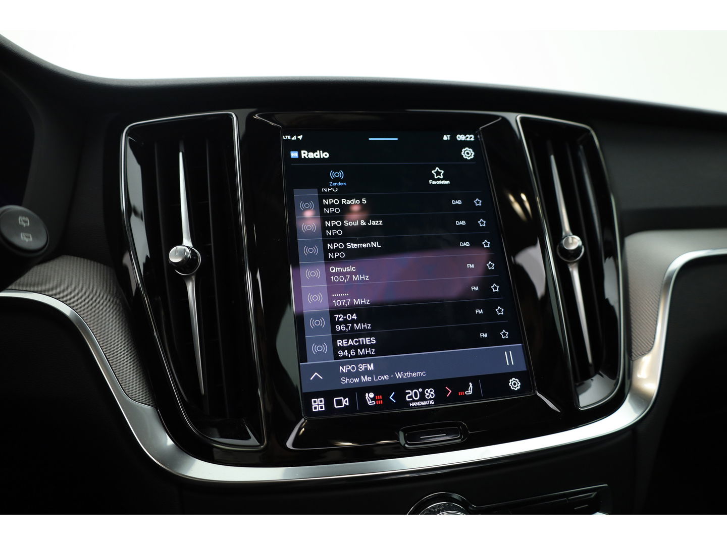 Volvo V60 2.0 T6 Plug-in hybrid AWD Plus Dark | Pano-dak | Head-up | H&K audio | 360 camera | MJ25 |