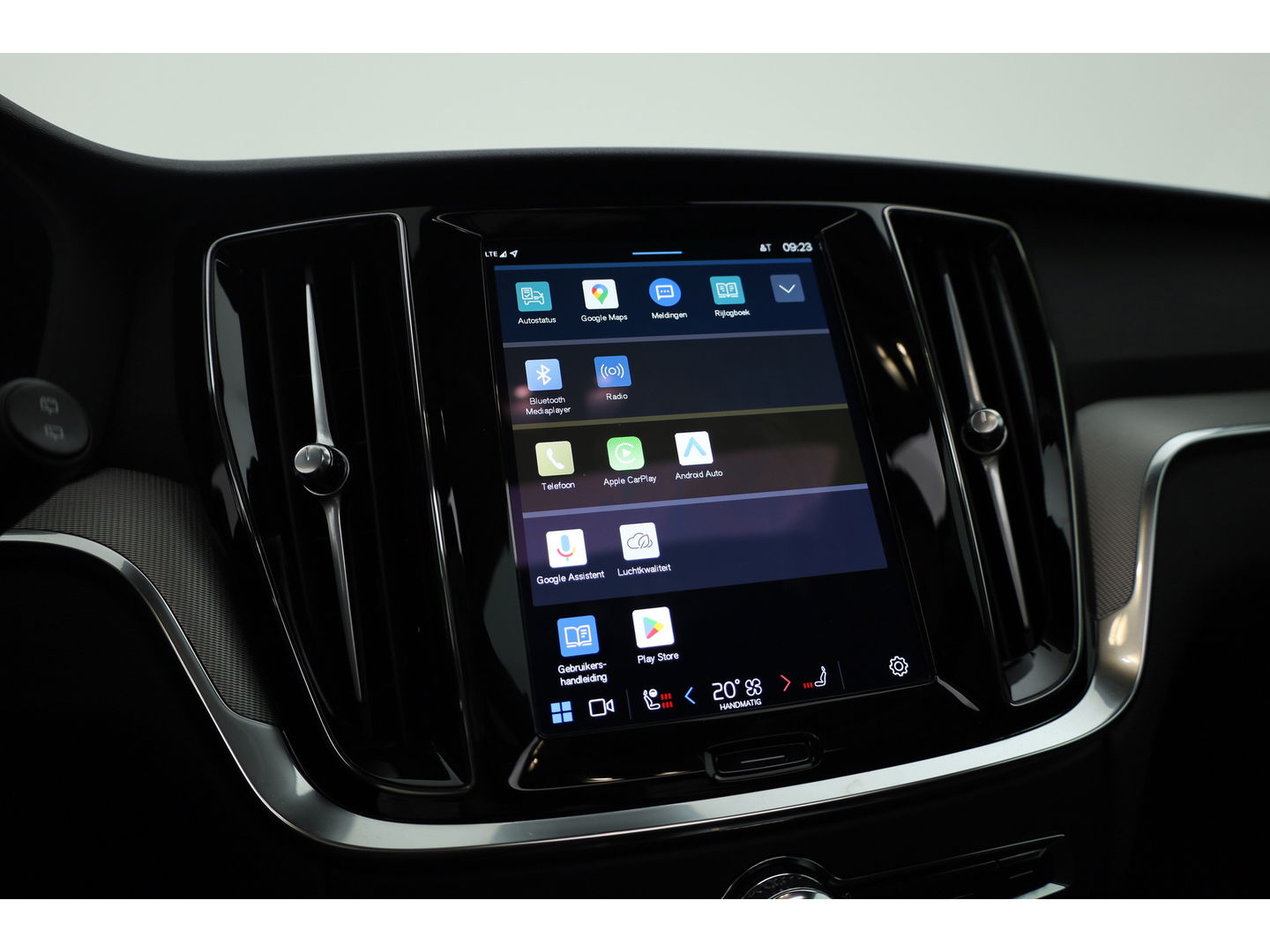 Volvo V60 2.0 T6 Plug-in hybrid AWD Plus Dark | Pano-dak | Head-up | H&K audio | 360 camera | MJ25 |