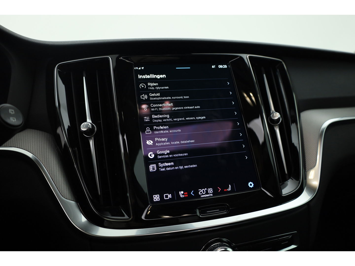Volvo V60 2.0 T6 Plug-in hybrid AWD Plus Dark | Pano-dak | Head-up | H&K audio | 360 camera | MJ25 |