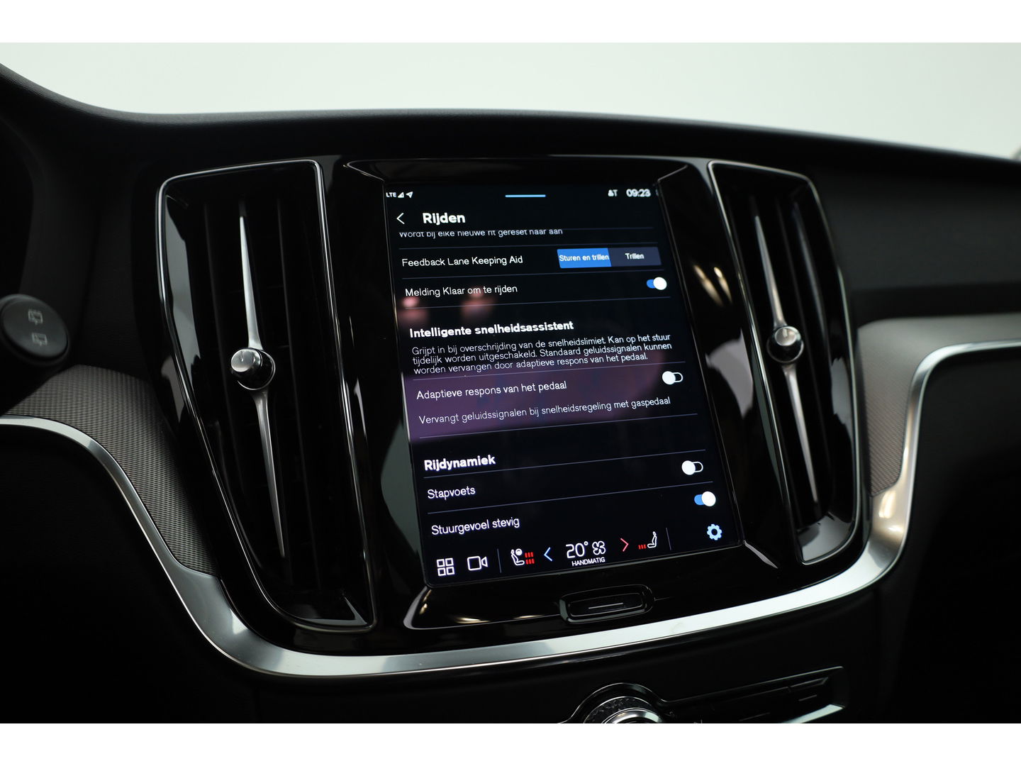Volvo V60 2.0 T6 Plug-in hybrid AWD Plus Dark | Pano-dak | Head-up | H&K audio | 360 camera | MJ25 |