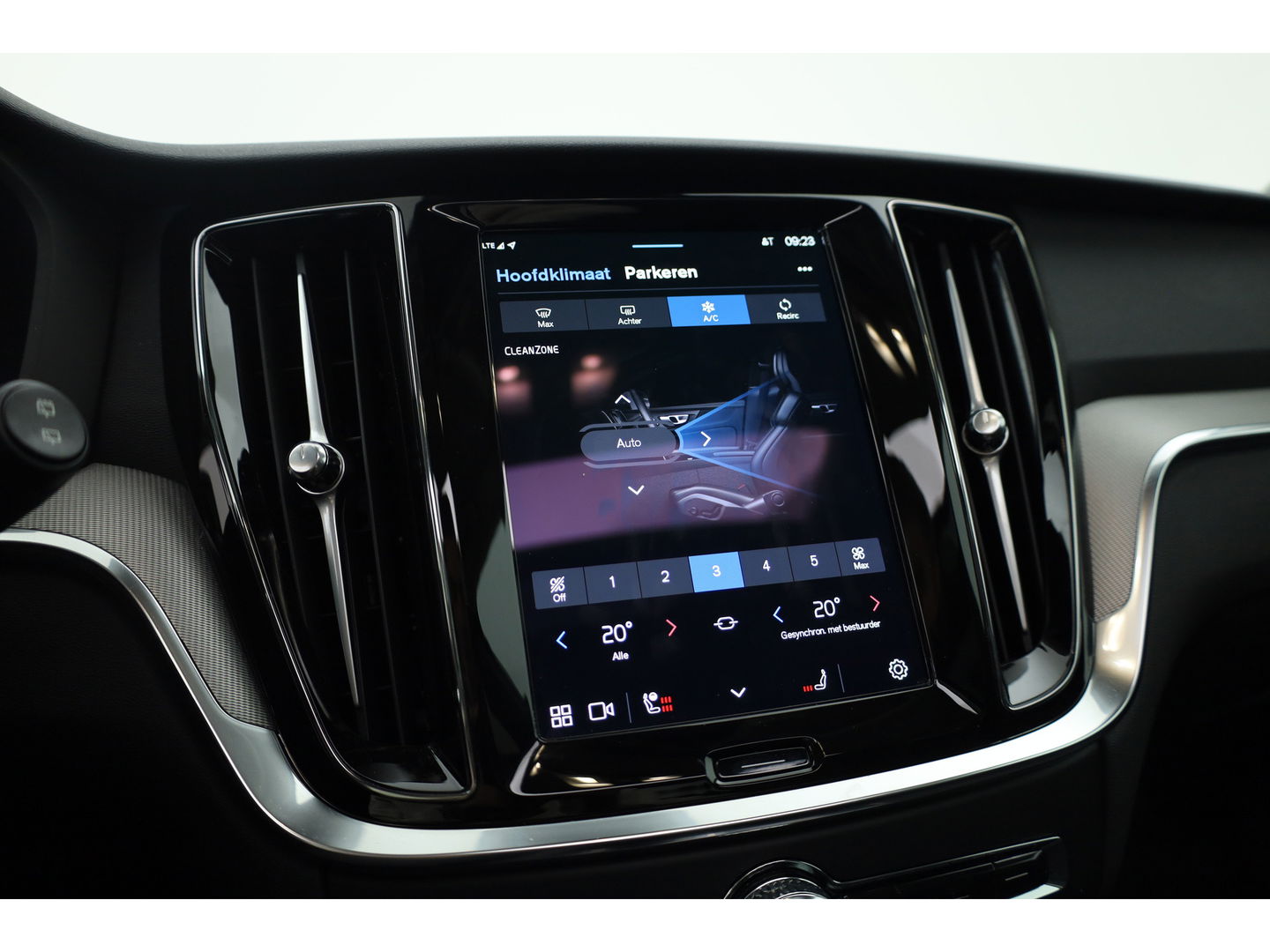 Volvo V60 2.0 T6 Plug-in hybrid AWD Plus Dark | Pano-dak | Head-up | H&K audio | 360 camera | MJ25 |