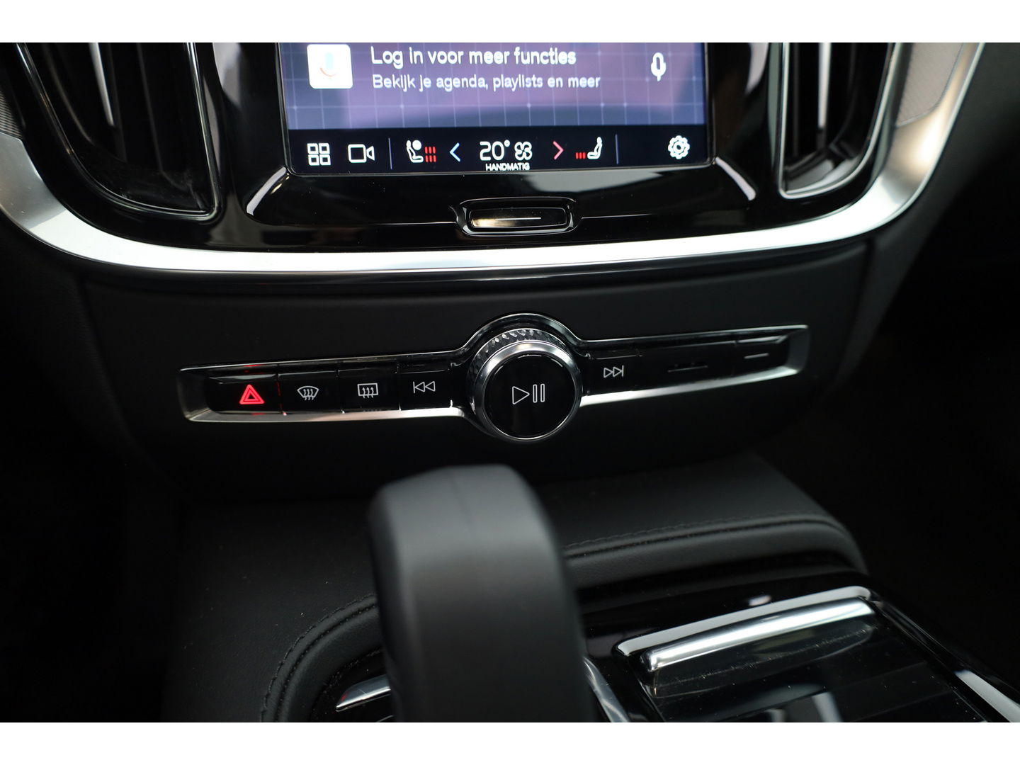 Volvo V60 2.0 T6 Plug-in hybrid AWD Plus Dark | Pano-dak | Head-up | H&K audio | 360 camera | MJ25 |