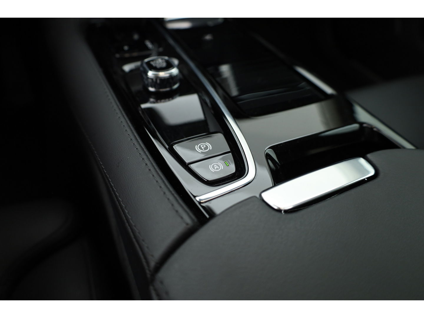 Volvo V60 2.0 T6 Plug-in hybrid AWD Plus Dark | Pano-dak | Head-up | H&K audio | 360 camera | MJ25 |