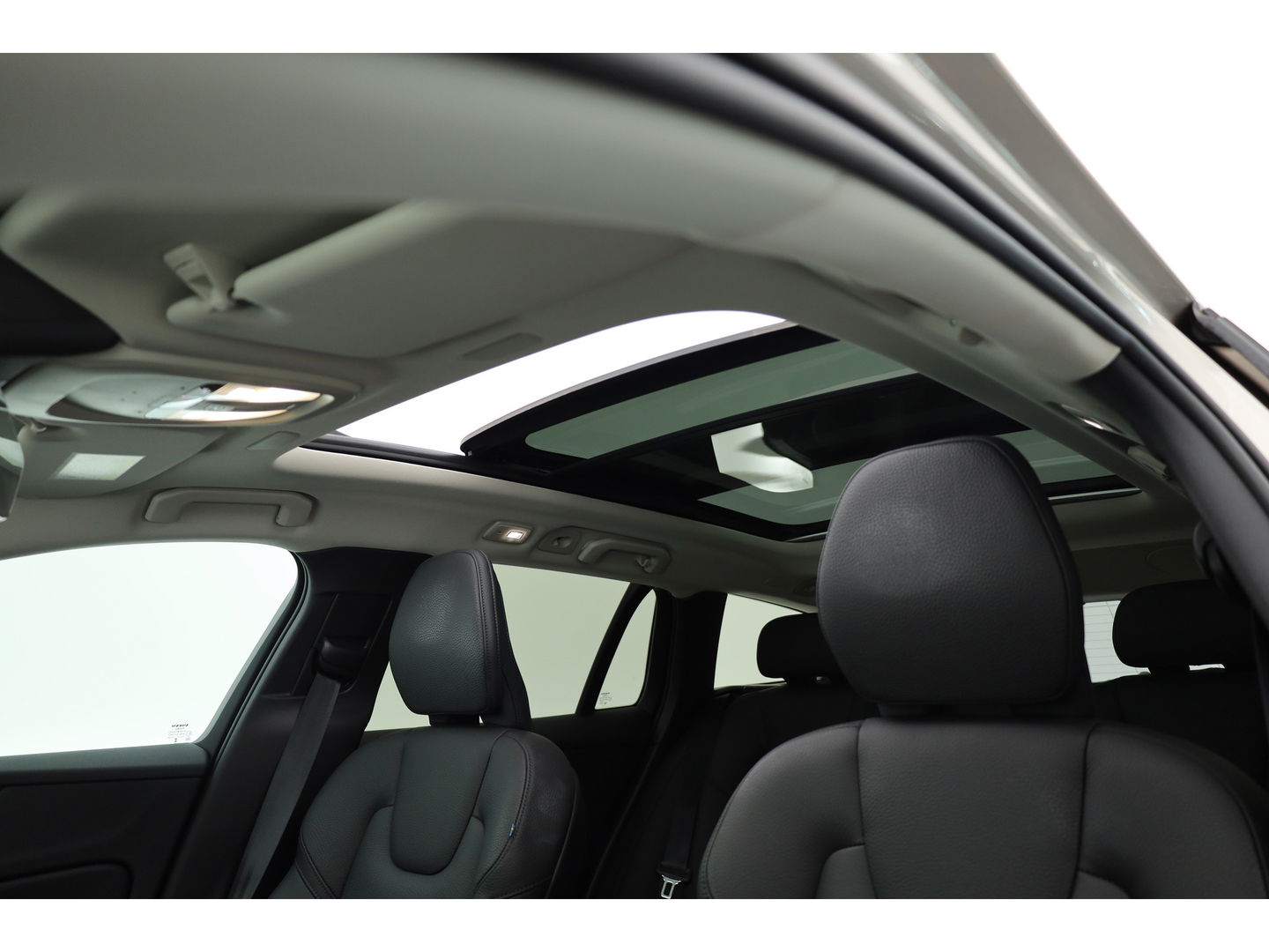 Volvo V60 2.0 T6 Plug-in hybrid AWD Plus Dark | Pano-dak | Head-up | H&K audio | 360 camera | MJ25 |