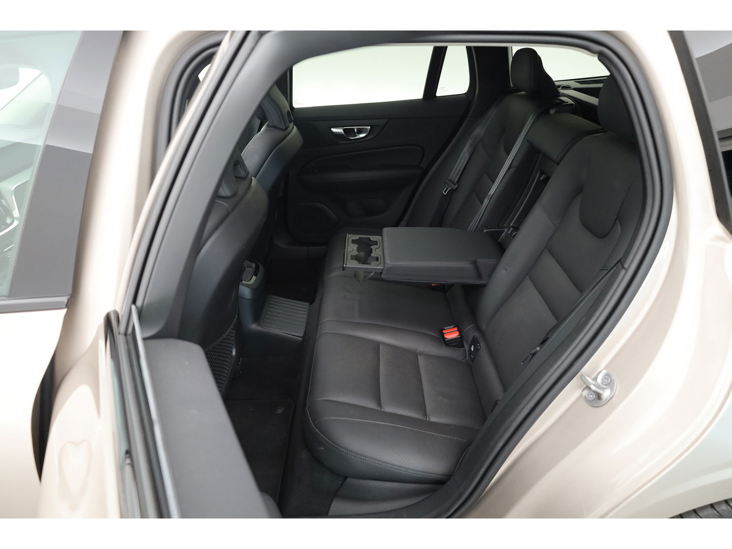 Volvo V60 2.0 T6 Plug-in hybrid AWD Plus Dark | Pano-dak | Head-up | H&K audio | 360 camera | MJ25 |