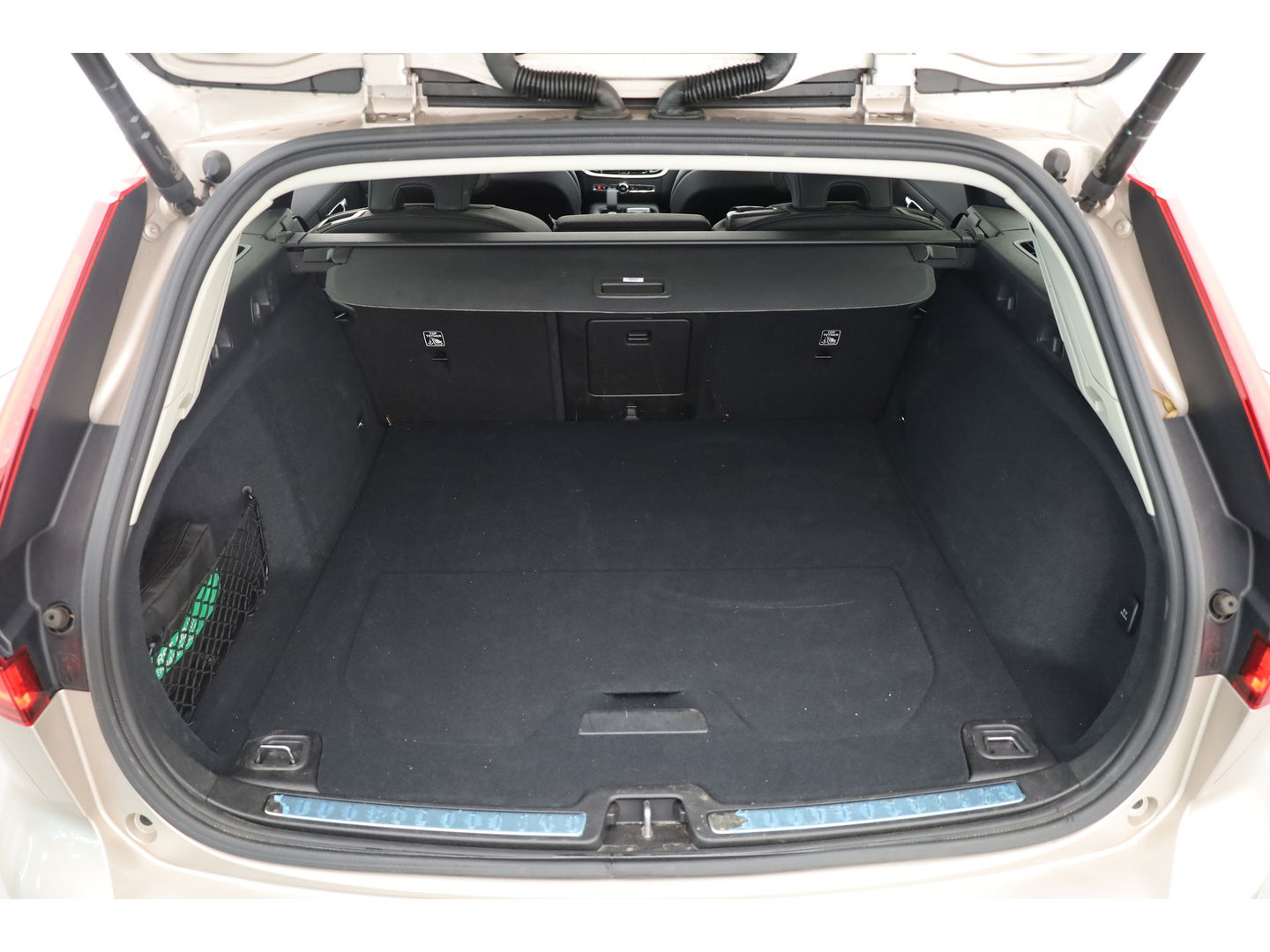 Volvo V60 2.0 T6 Plug-in hybrid AWD Plus Dark | Pano-dak | Head-up | H&K audio | 360 camera | MJ25 |