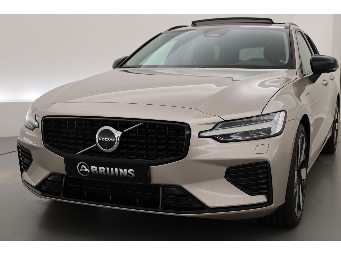 Volvo V60 2.0 T6 Plug-in hybrid AWD Plus Dark | Pano-dak | Head-up | H&K audio | 360 camera | MJ25 |