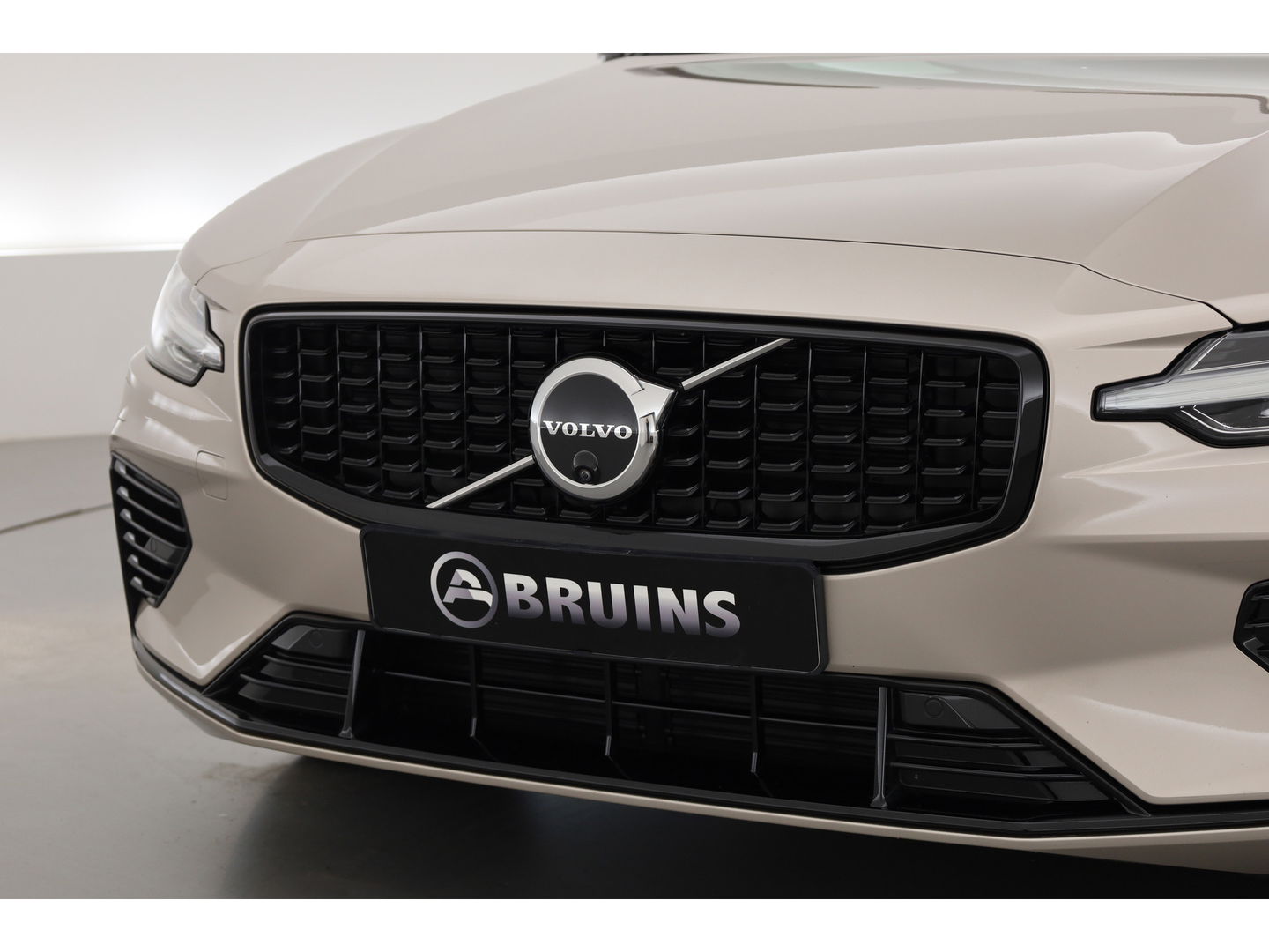 Volvo V60 2.0 T6 Plug-in hybrid AWD Plus Dark | Pano-dak | Head-up | H&K audio | 360 camera | MJ25 |