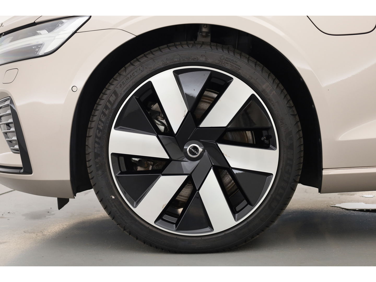 Volvo V60 2.0 T6 Plug-in hybrid AWD Plus Dark | Pano-dak | Head-up | H&K audio | 360 camera | MJ25 |