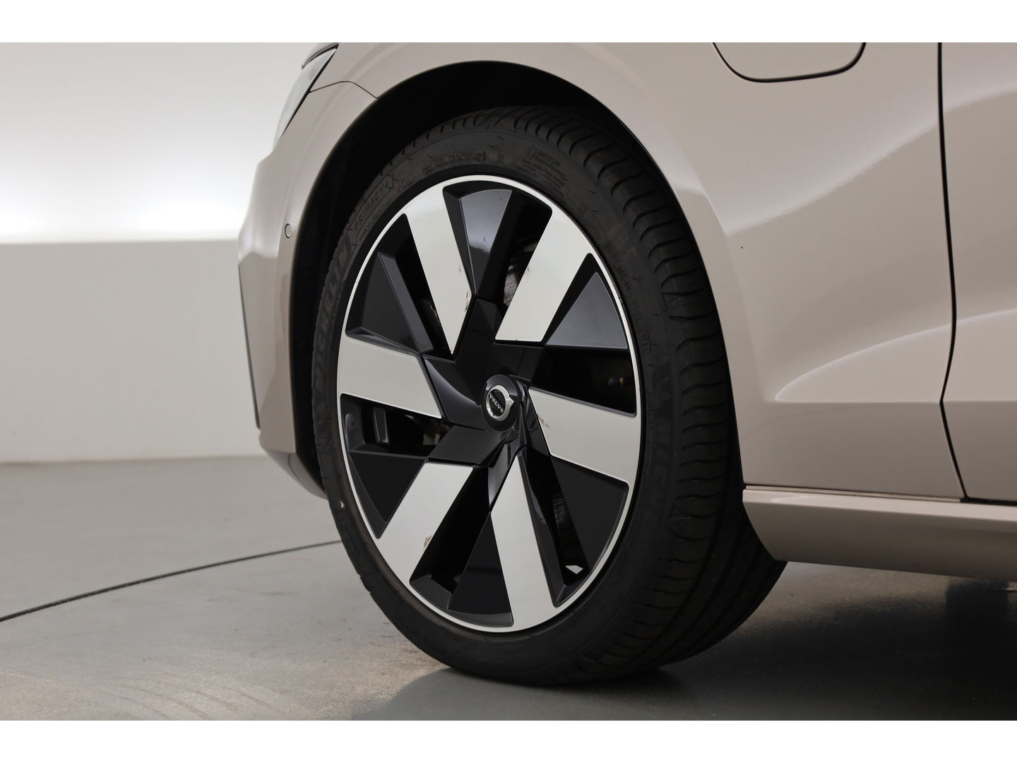 Volvo V60 2.0 T6 Plug-in hybrid AWD Plus Dark | Pano-dak | Head-up | H&K audio | 360 camera | MJ25 |