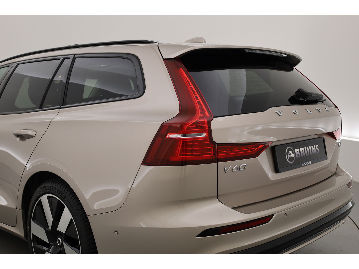 Volvo V60 2.0 T6 Plug-in hybrid AWD Plus Dark | Pano-dak | Head-up | H&K audio | 360 camera | MJ25 |