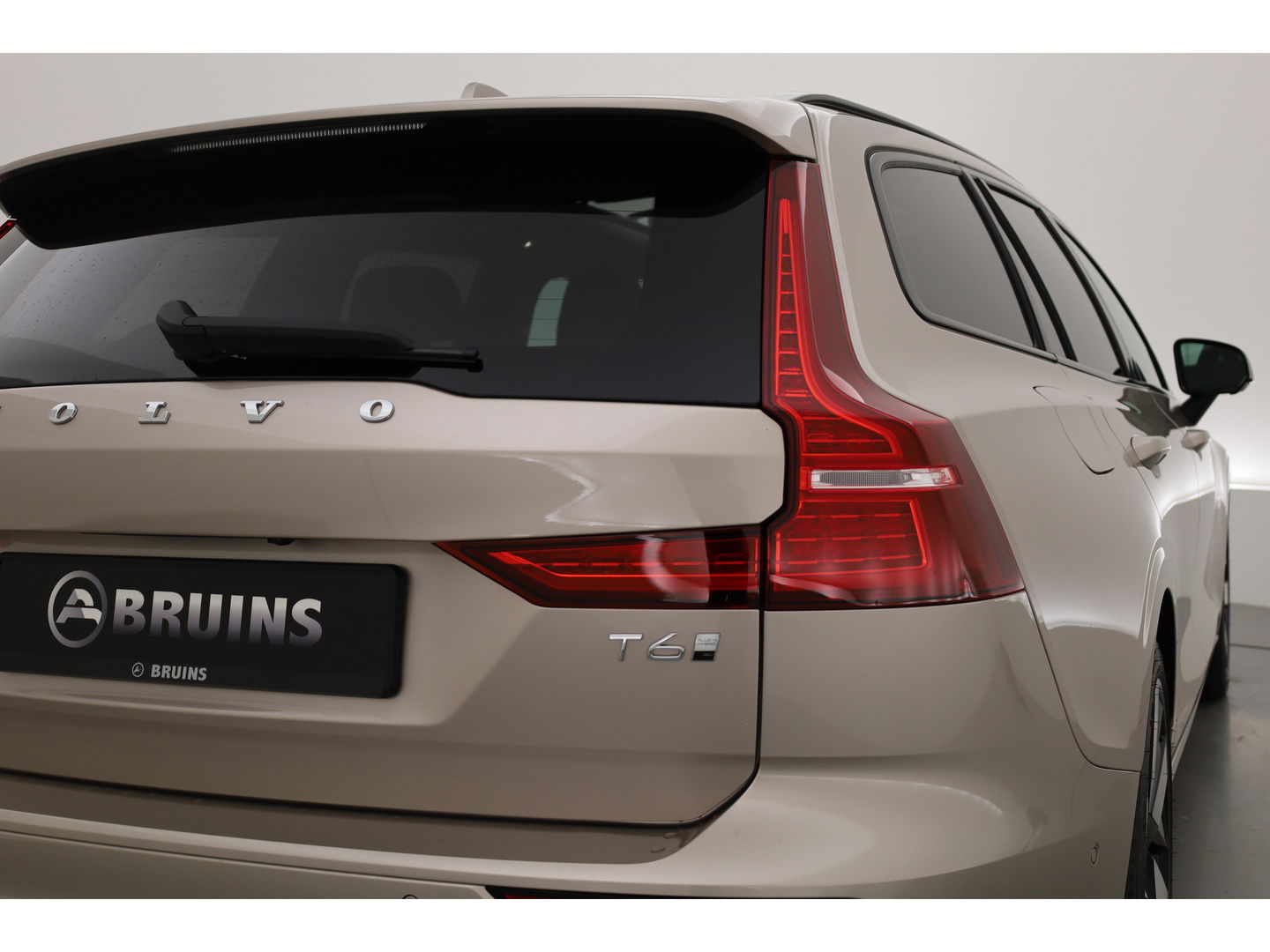 Volvo V60 2.0 T6 Plug-in hybrid AWD Plus Dark | Pano-dak | Head-up | H&K audio | 360 camera | MJ25 |
