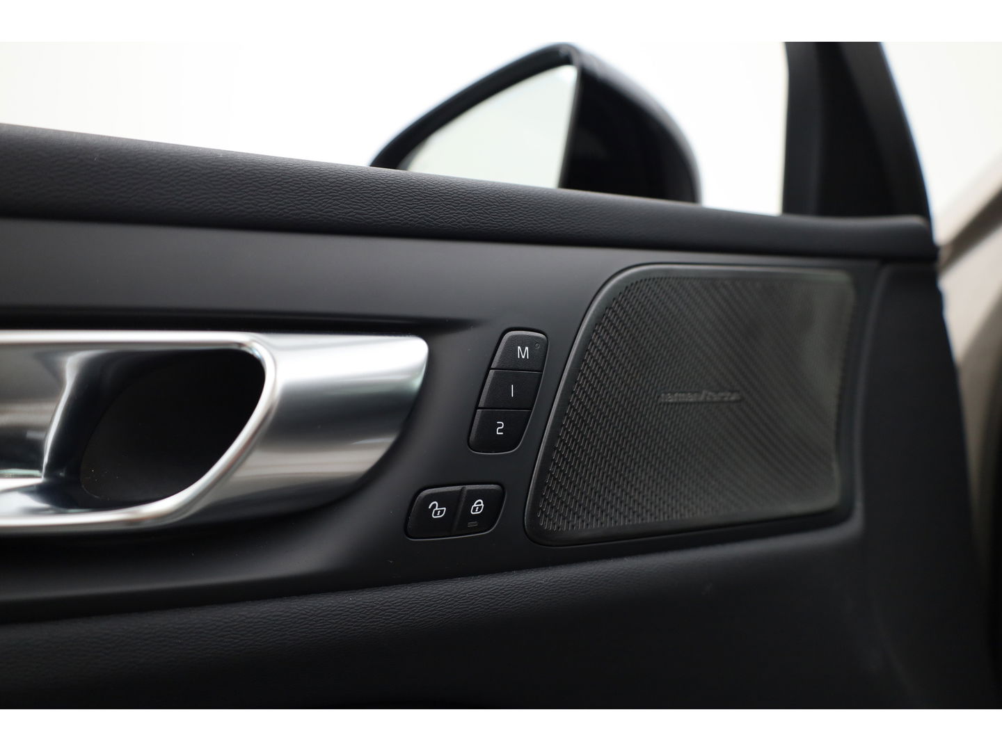 Volvo V60 2.0 T6 Plug-in hybrid AWD Plus Dark | Pano-dak | Head-up | H&K audio | 360 camera | MJ25 |