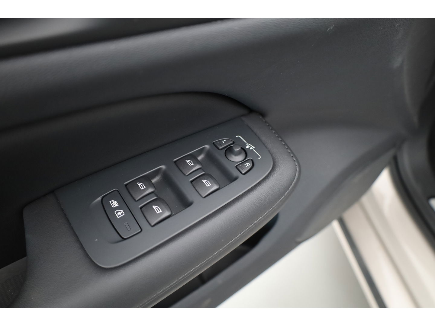 Volvo V60 2.0 T6 Plug-in hybrid AWD Plus Dark | Pano-dak | Head-up | H&K audio | 360 camera | MJ25 |