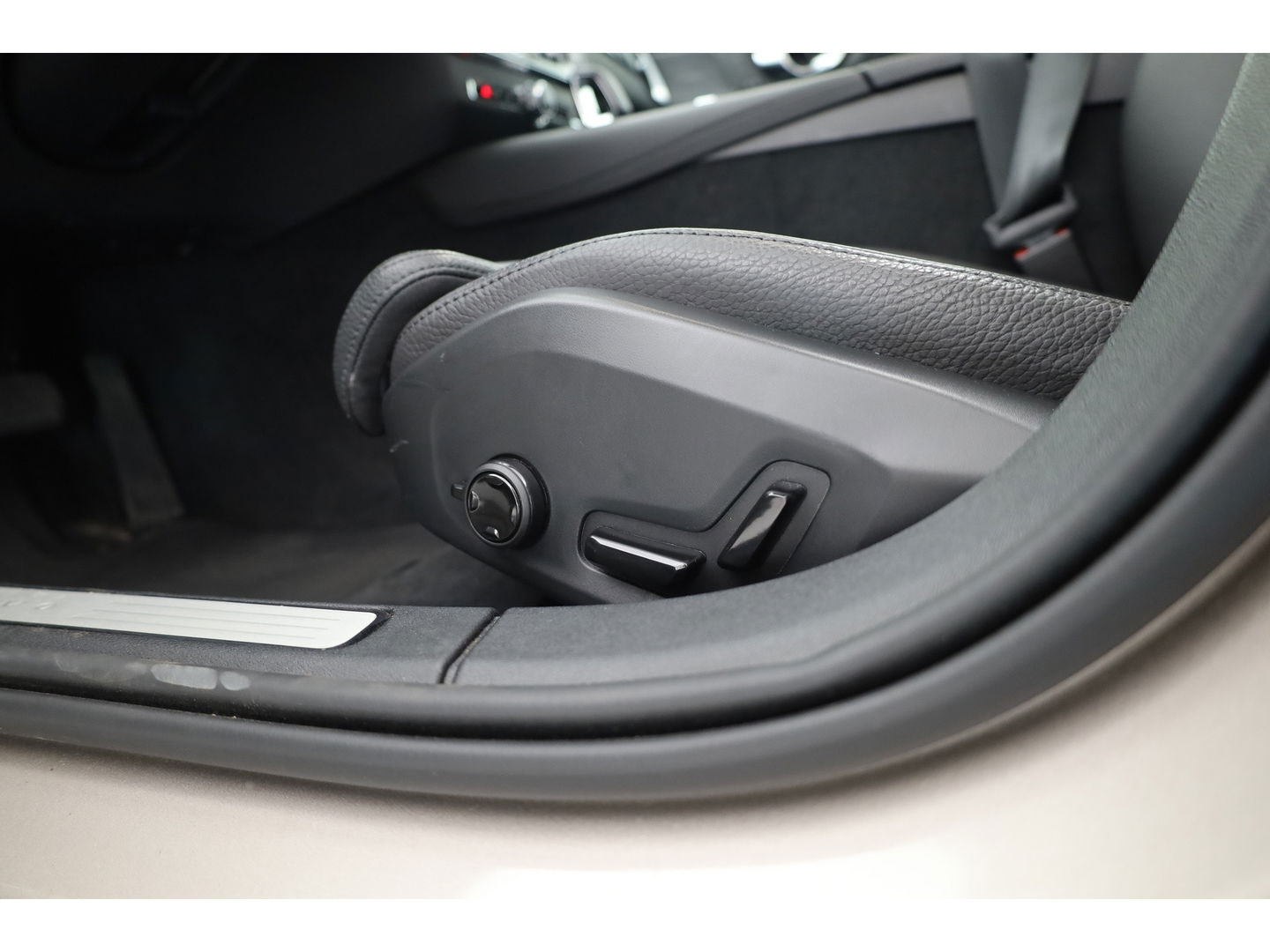 Volvo V60 2.0 T6 Plug-in hybrid AWD Plus Dark | Pano-dak | Head-up | H&K audio | 360 camera | MJ25 |