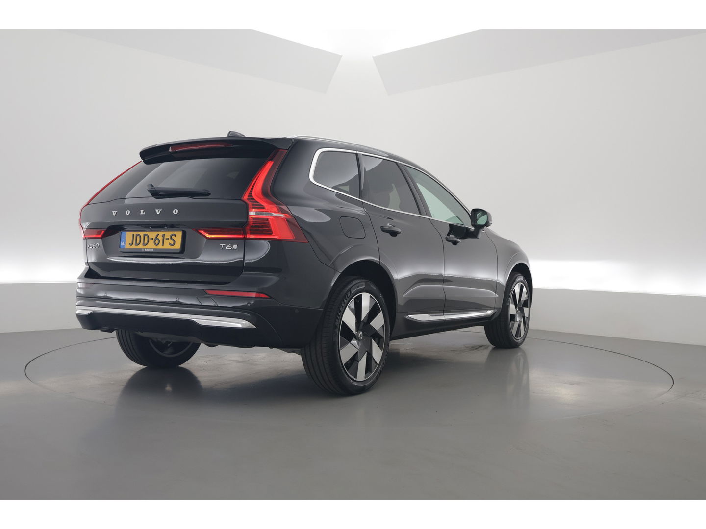 Volvo XC60 2.0 T6 Plug-in hybrid AWD Plus Bright | H&K audio | 360 camera | ACC | Blis | 4x stoel + stuurverw. |