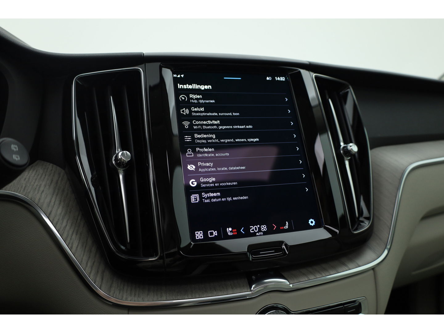 Volvo XC60 2.0 T6 Plug-in hybrid AWD Plus Bright | H&K audio | 360 camera | ACC | Blis | 4x stoel + stuurverw. |