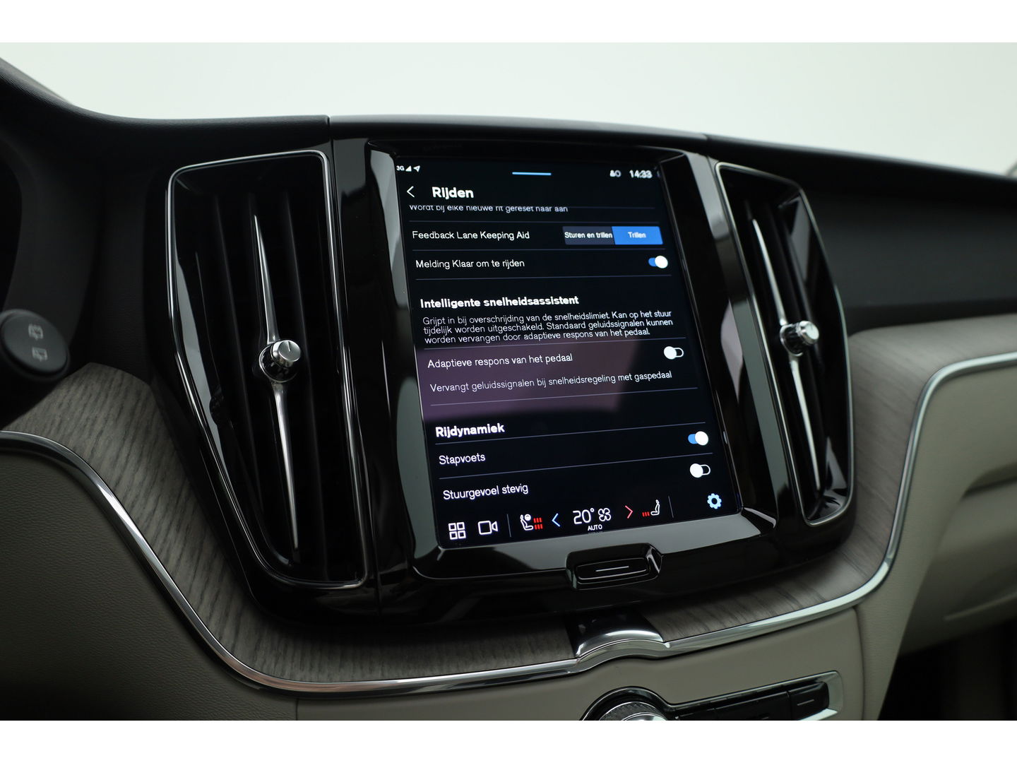Volvo XC60 2.0 T6 Plug-in hybrid AWD Plus Bright | H&K audio | 360 camera | ACC | Blis | 4x stoel + stuurverw. |