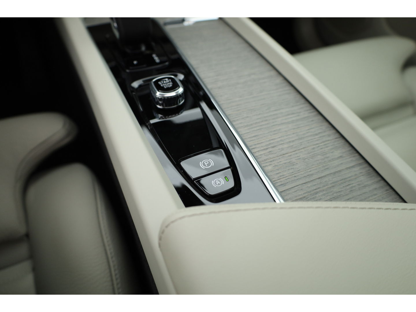 Volvo XC60 2.0 T6 Plug-in hybrid AWD Plus Bright | H&K audio | 360 camera | ACC | Blis | 4x stoel + stuurverw. |