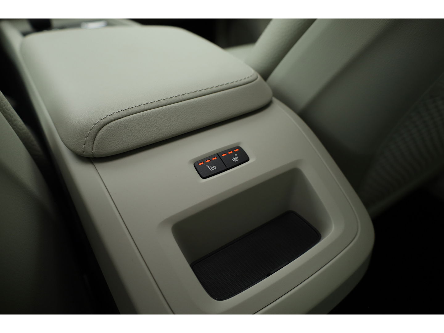 Volvo XC60 2.0 T6 Plug-in hybrid AWD Plus Bright | H&K audio | 360 camera | ACC | Blis | 4x stoel + stuurverw. |