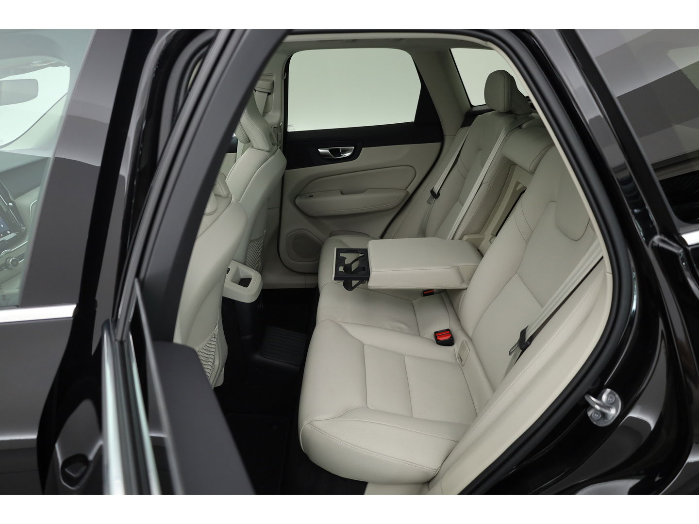 Volvo XC60 2.0 T6 Plug-in hybrid AWD Plus Bright | H&K audio | 360 camera | ACC | Blis | 4x stoel + stuurverw. |