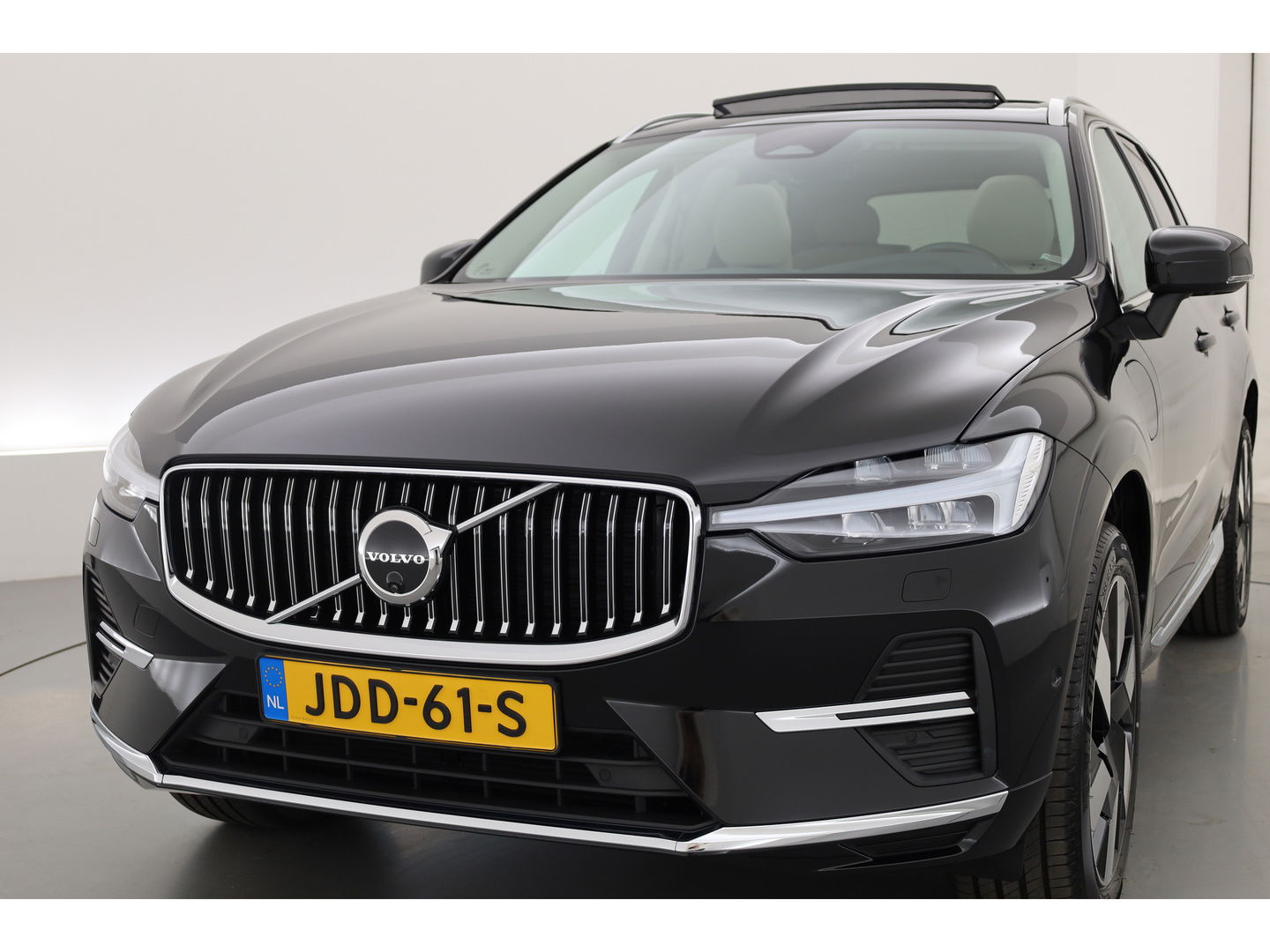 Volvo XC60 2.0 T6 Plug-in hybrid AWD Plus Bright | H&K audio | 360 camera | ACC | Blis | 4x stoel + stuurverw. |