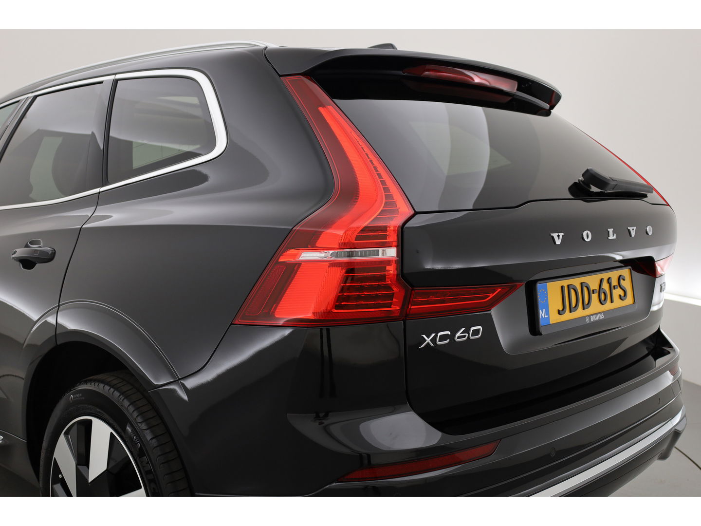 Volvo XC60 2.0 T6 Plug-in hybrid AWD Plus Bright | H&K audio | 360 camera | ACC | Blis | 4x stoel + stuurverw. |