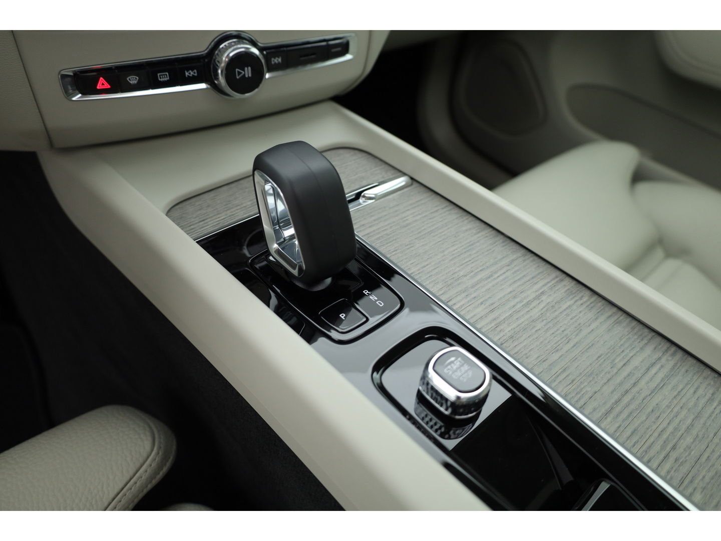 Volvo XC60 2.0 T6 Plug-in hybrid AWD Plus Bright | H&K audio | 360 camera | ACC | Blis | 4x stoel + stuurverw. |