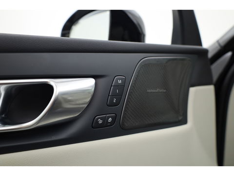 Volvo XC60 2.0 T6 Plug-in hybrid AWD Plus Bright | H&K audio | 360 camera | ACC | Blis | 4x stoel + stuurverw. |