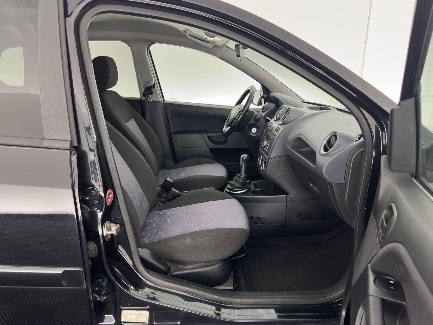 Ford Fiesta 1.3-8V Style *ST-pakket | AIRCO | COMFORT-SEATS | FORD-AUDIO-6000 | PRIVACY-GLASS | 16''ALU*
