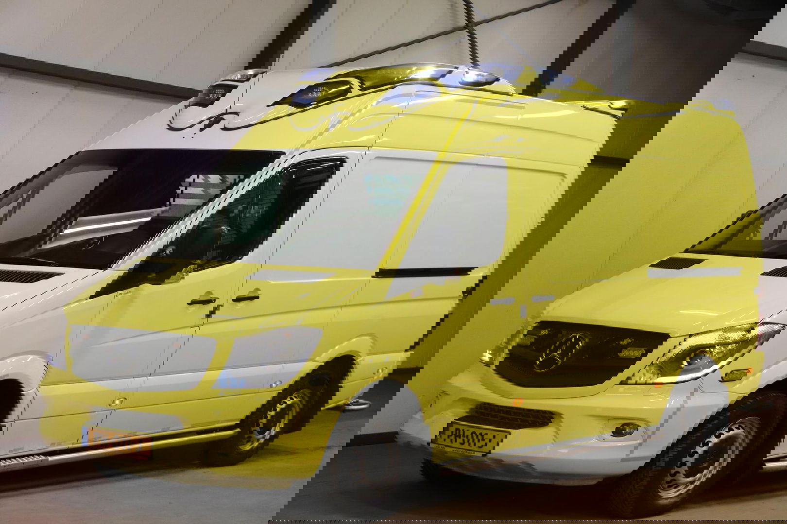 Mercedes-Benz Sprinter 319 CDI L2H2 AMBULANCE AUTOMAAT Mercedes-benz Sprinter 319 CDI L2H2 AMBULANCE AUTOMAAT Euro 6 Ziekenwagen Rettungswagen Krankenwagen