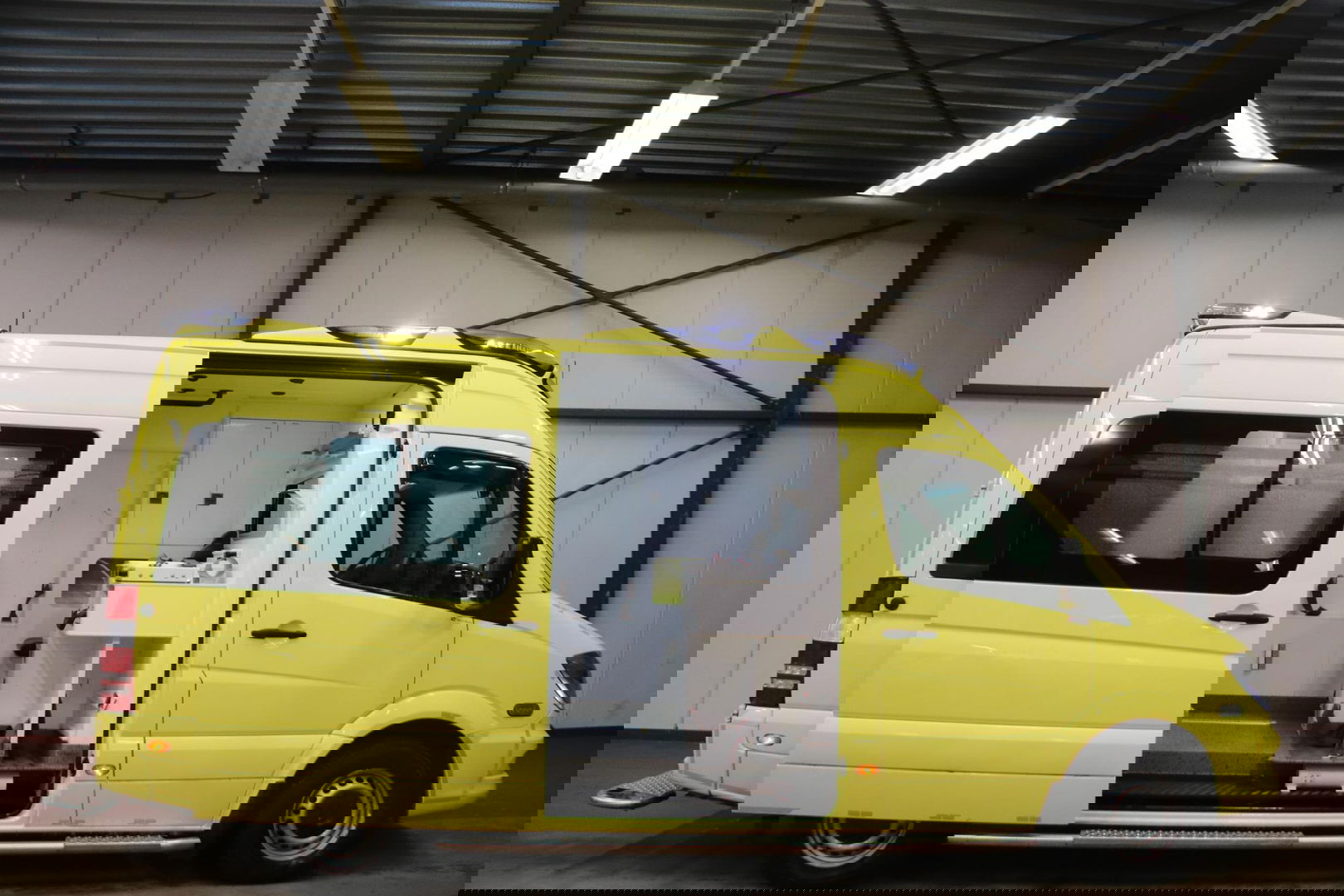 Mercedes-Benz Sprinter 319 CDI L2H2 AMBULANCE AUTOMAAT Mercedes-benz Sprinter 319 CDI L2H2 AMBULANCE AUTOMAAT Euro 6 Ziekenwagen Rettungswagen Krankenwagen
