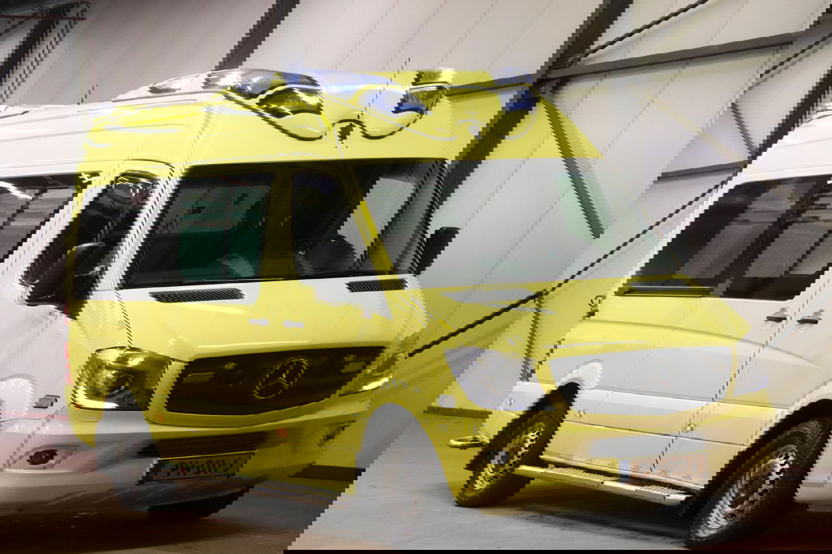 Mercedes-Benz Sprinter 319 CDI L2H2 AMBULANCE AUTOMAAT Mercedes-benz Sprinter 319 CDI L2H2 AMBULANCE AUTOMAAT Euro 6 Ziekenwagen Rettungswagen Krankenwagen