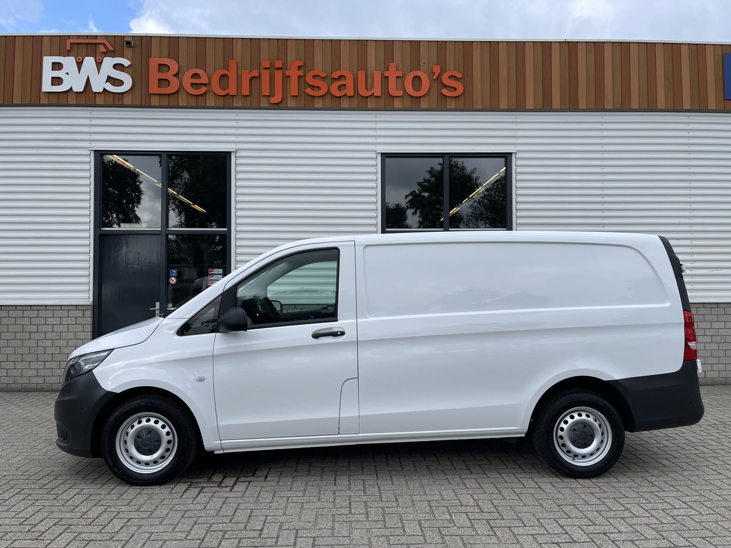 Mercedes-Benz Vito 109 CDI Lang L2H1 / rijklaar € 12.950 ex btw / lease vanaf € 329 / airco / navigatie / achteruit rijcamera / achterdeuren / euro 6 diesel !