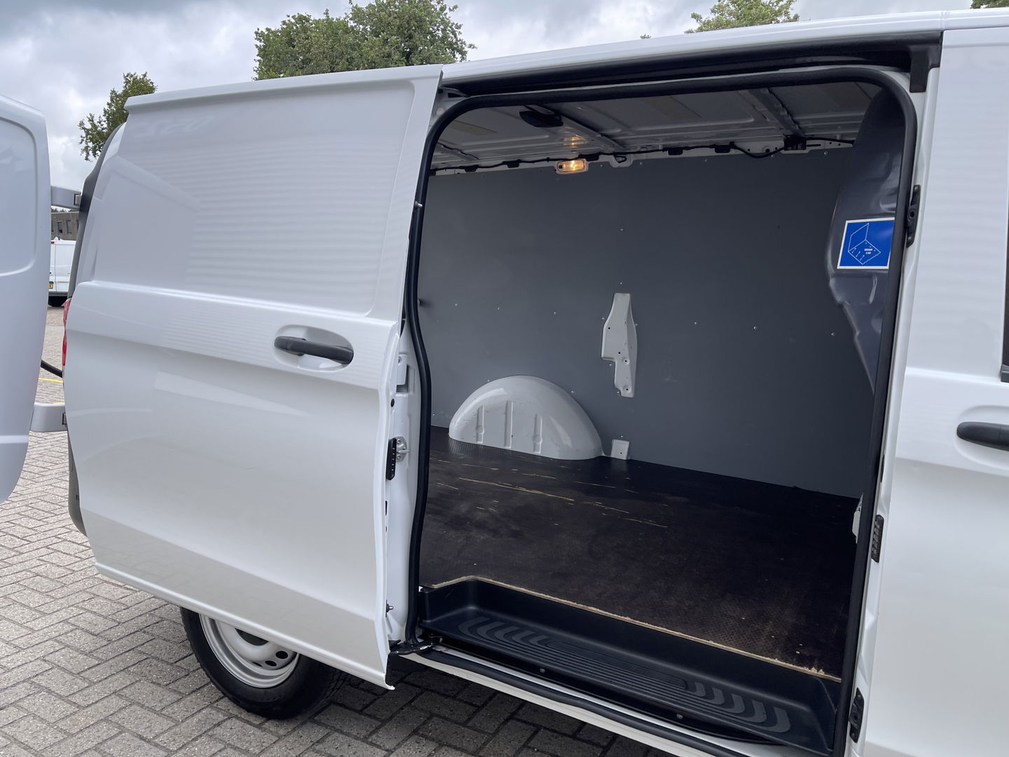 Mercedes-Benz Vito 109 CDI Lang L2H1 / rijklaar € 12.950 ex btw / lease vanaf € 329 / airco / navigatie / achteruit rijcamera / achterdeuren / euro 6 diesel !