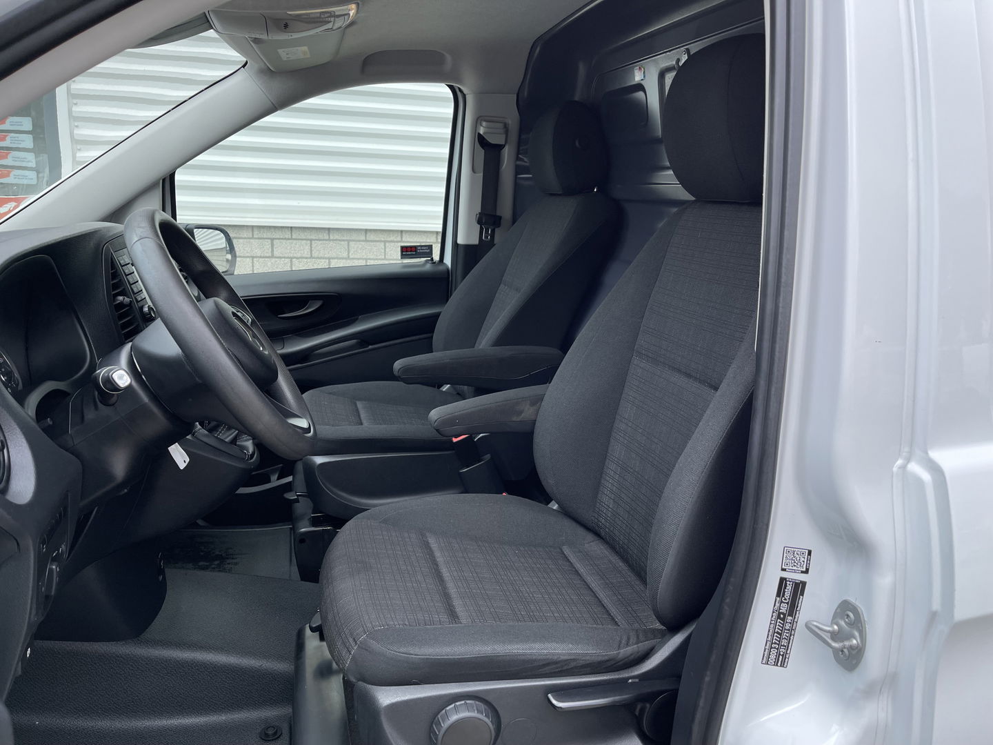 Mercedes-Benz Vito 109 CDI Lang L2H1 / rijklaar € 12.950 ex btw / lease vanaf € 329 / airco / navigatie / achteruit rijcamera / achterdeuren / euro 6 diesel !